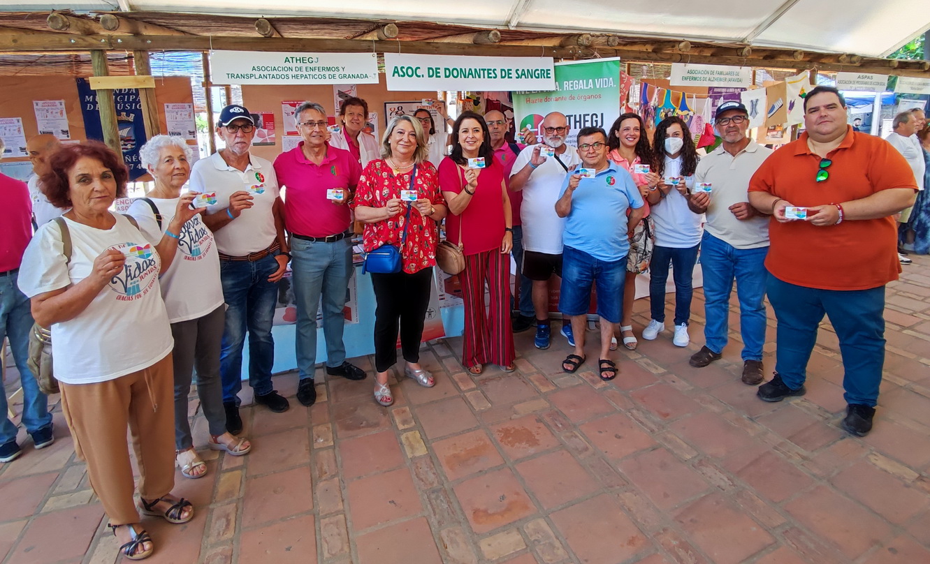 La Feria de las Asociaciones de Almuñécar regresó este sábado con una gran participación solidaria.